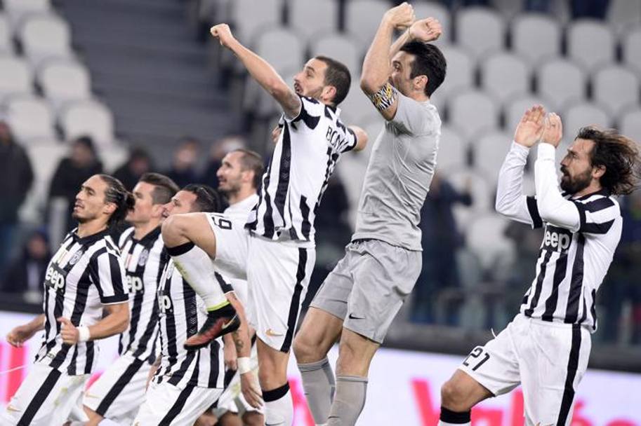 Il trionfo bianconero a fine partita: i giocatori vanno a salutare la curva dello Juventus Stadium. LaPresse